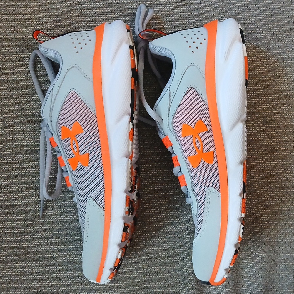 New Boy's Under Armour BGS Assert Gray & Orange Sneakers, Size 6Y - Picture 3 of 9